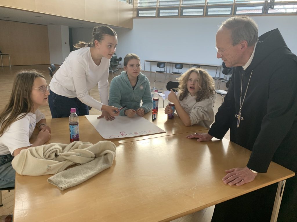 Eine Gruppe von Schülerinnen und Schülern.. 17.11.2025