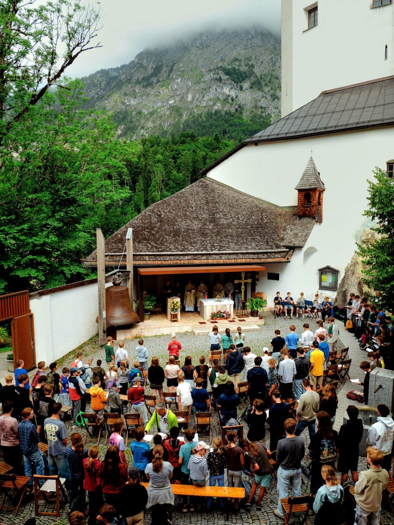 Zum Abschluss des Schuljahres machte sich die gesamte Schulgemeinschaft des Benediktinergymnasiums heute auf den Weg... 20.07.2026
